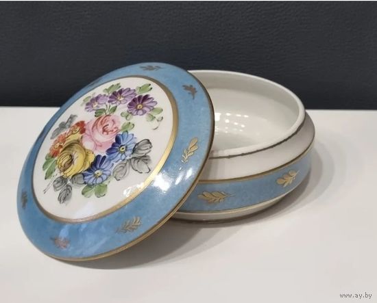 Большая винтажная фарфоровая  шкатулка от Limoges.