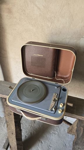 Советский портативный ламповый электрофон Молодёжный