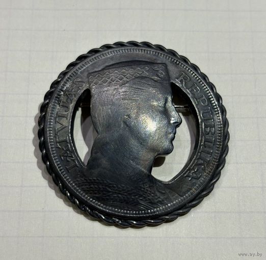 Брошь Сакта из 5-латовой монеты 1932г., 23,88 грамм, патина. Латвия.