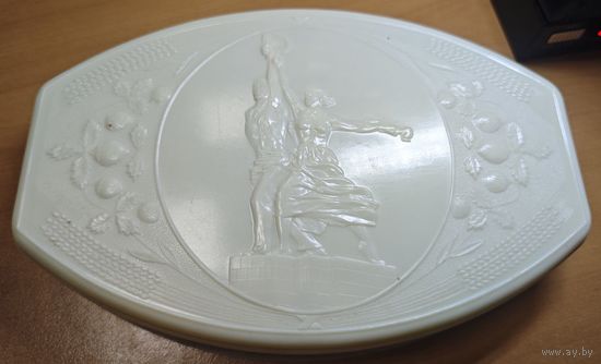 Шкатулка ВСХВ Рабочий и колхозница карболит. СССР. 20 см