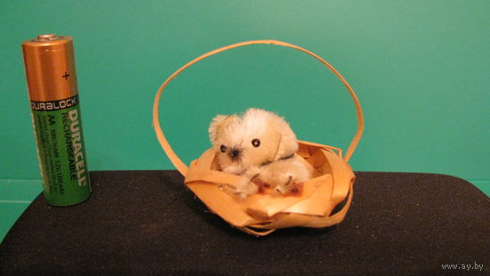 Щенок в корзинке