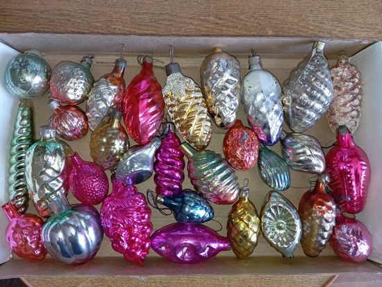 30 ёлочных игрушек . С рубля .