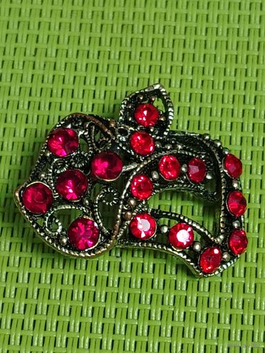 Брошь с гранатовыми камнями