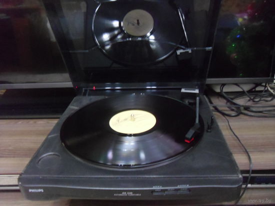 Проигрыватель виниловых пластинок PHILIPS AK 540.
