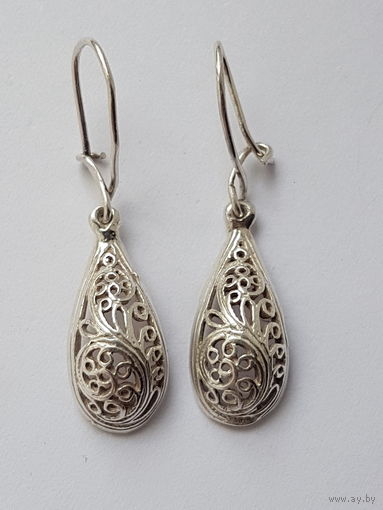 Серьги серебро, ажурные лепестки. Проба, вес 2,4 гр. Длина 3,4 см