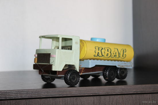 Детская игрушка из СССР грузовик "Квас", кабина пластиковая, кузов металлический.