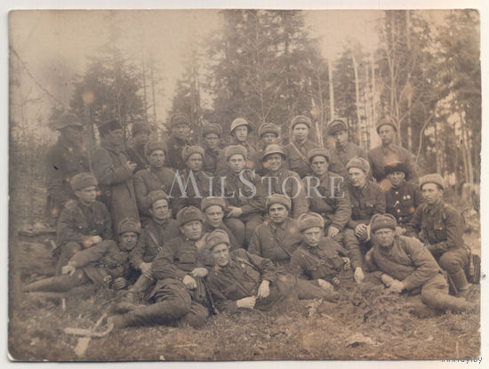 Групповое фото с бойцами РККА. ВОВ. Каски СШ-36.