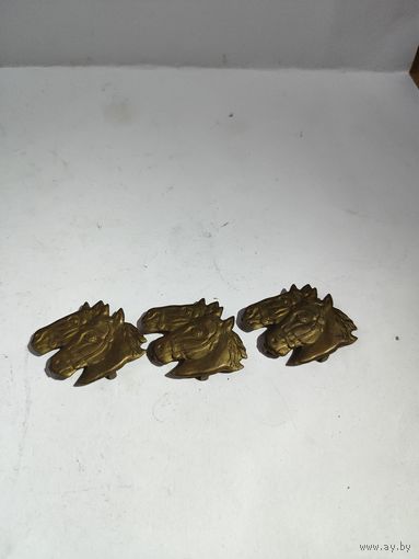 Три накладки "Лошадиные головы".