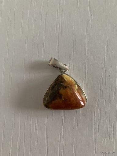 Янтарь. Кулон из янтаря