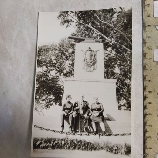 Фотография. Памятник героям обороны 3-й батареи л-та Максутова. Петропавловск-Камчатский. Ветеран ВОВ с семьёй.