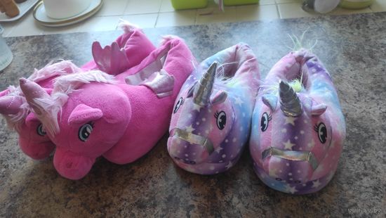 Мягкие тапки 2 пары по стельке 20 см. Примерно на 28-30 размер. Цена за два пары. Одна в идеале (светлая),. вторая б/у.