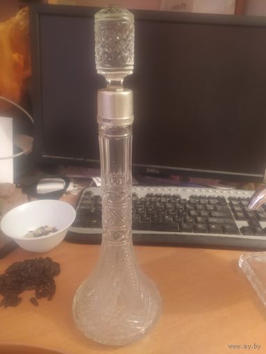 Графин хрустальный с серебряным ободком.