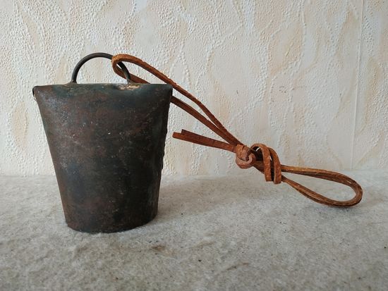 Большой старинный колокол (ботало) для крупного рогатого скота.