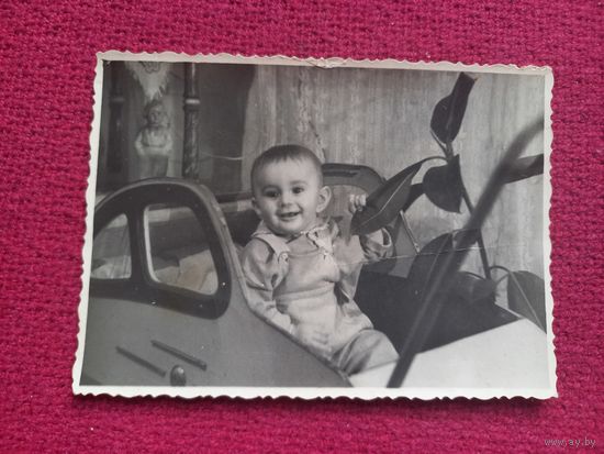 Фотография Ребенка в кроватке в форме машины