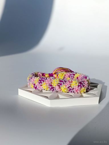 Широкий вязаный браслет из бисера