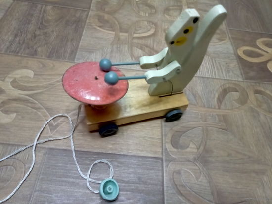 Игрушка механическая, деревянная БЕЛКА С БАРАБАНОМ.