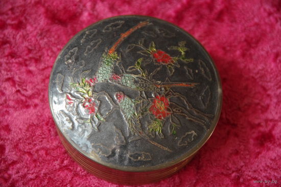 Шкатулка латунная ( диаметр 9 см , высота 3,5 см )