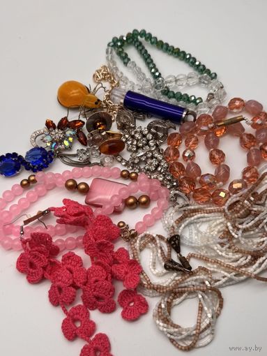 Лот винтажной бижутерии, броши, бусы, серьги.