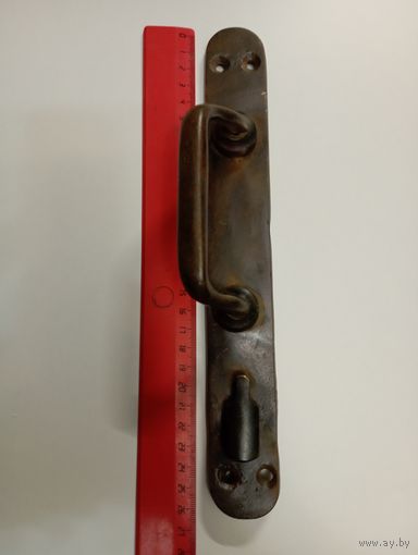 Бронзовая,дверная ручка,с заслонкой замочной скважины.Вес 400 грамм.Преположительно 1920-30 года.Гинкель.