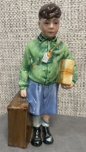 Фарфоровая статуэтка Мальчик в эвакуации. Англия Royal Doulton. 1988 год. Высота 21 см.