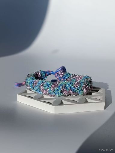 Широкий вязаный браслет из бисера