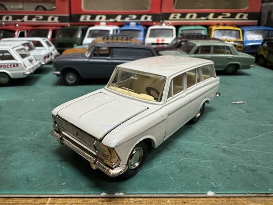 Москвич 427 редкий светло-серый, почти белый цвет. Пятничный вечер в синих, голубых и серых тонах.