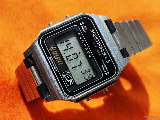 Электронные часы. Электроника 5 (классика), браслет бонусом. Уже нечастые в таком неплохом внешнем состоянии, полностью рабочие. Торг есть. (Nо 6).
