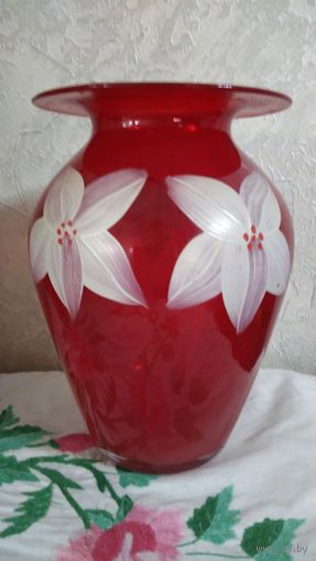 Ваза ссср, красное стекло, роспись цветы