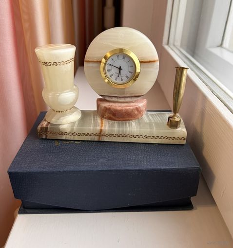 Письменный набор из оникса.