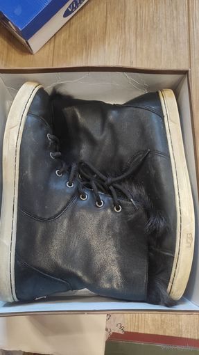 Супер цена на зимние Кеды Converse на 38-38,5 размер.Натуральные полностью, очень удобные, можно выворачивать мехом наружу. Вышлю почтой по предоплате просто по супер цене для них. Оригинал.