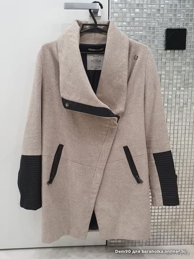 Пальто Bershka S 42-44. Стильное и красивое.  Черные кожаные вставки. Очень комфортное.  Состояние прекрасное. Пару раз выгуливалось.  Незначительный дефект на внутреннем шве подкладки в рукаве - видн