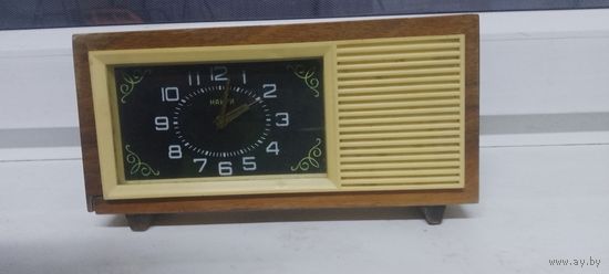 Настольные часы  Наири 1974г