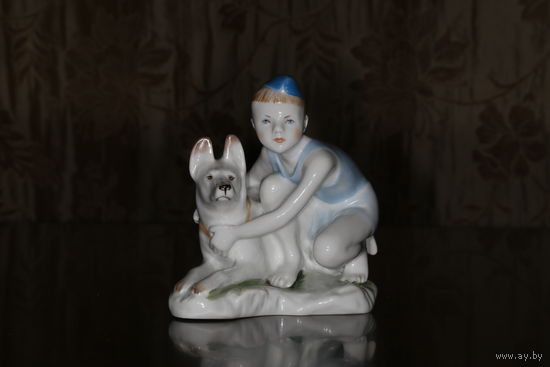 Фарфоровая статуэтка "Юный пограничник" ЛФЗ