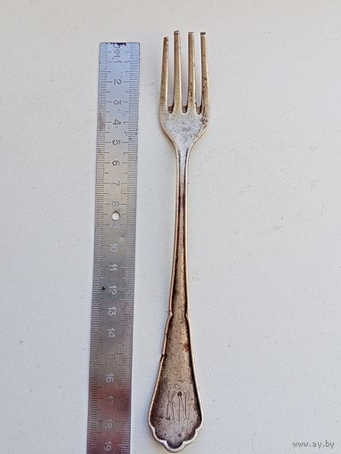 Серебряная вилка с логотипом KN.