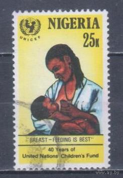 [841] Нигерия 1986. Дети.Мать с ребенком. Гашеная марка.