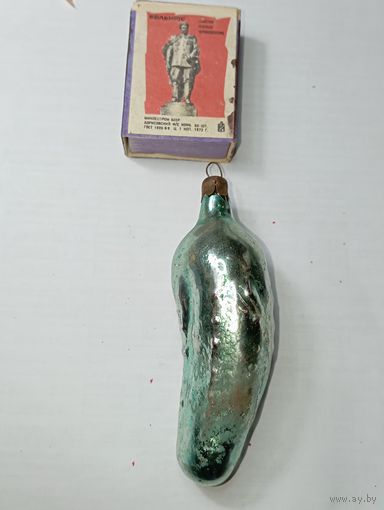 Игрушка на ёлку ,  Огурец  , винтаж , стекло , СССР . С рубля