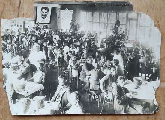 Фото из СССР. В столовой санатория.1930-е. 11х15.5 см