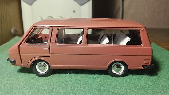 Модель 1/43 автомобиль RAF 2203. СССР метал.