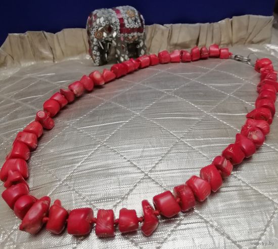Красивые бусы из натурального коралла.