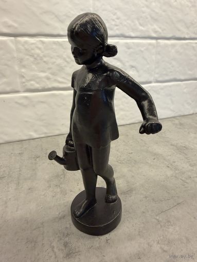 Статуэтка Девочка с лейкой .Куса. Касли.  Распродажа коллекции!!!