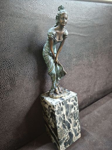 Очень красивая статуэтка из бронзы, клеймо.32 см.