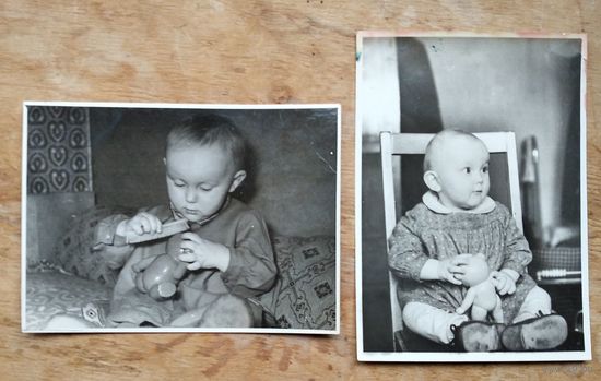 Два фото девочки с игрушкой. 1962 г. 8х11 см.Цена за оба.