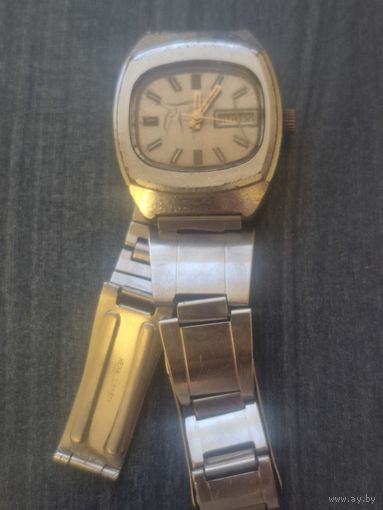 Часы ракета . Телевизор. Рабочие в реставрацию