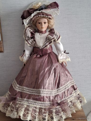 Кукла фарфоровая