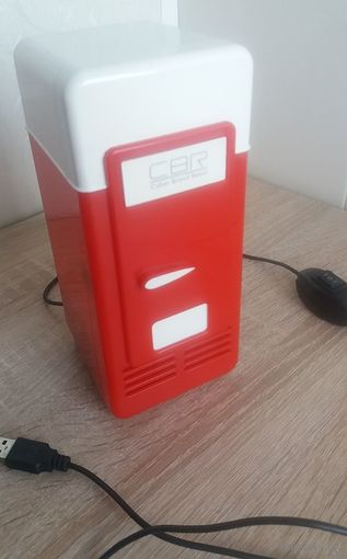 Холодильник подключается на USB.