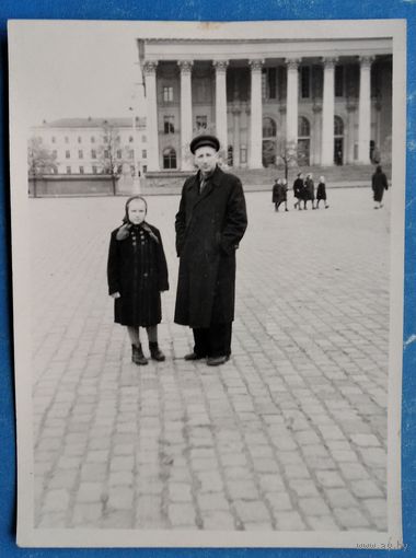 Минск. Фото на Центральной площади. Дворец культуры профсоюзов. 1960-70-е. 9х12 см.