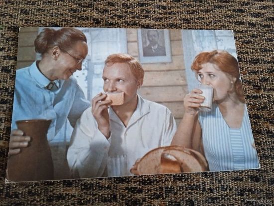 Актеры А МЯГКОВ И АКТРИСА А ПОКРОВСКАЯ.Л АНТОНЮК В ФИЛЬМЕ "НЕЖДАННЫЙ ГОСТЬ" 1973г