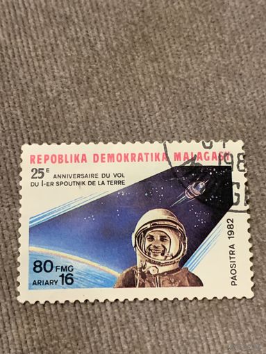 Мадагаскар 1982. Полёт первого спутника в космос 25 летие. Марка из серии