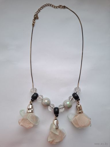 Колье Нежность. Розы. Гипюр. Стеклянные шарики