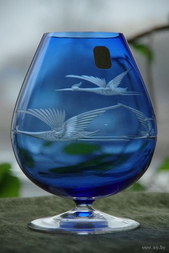 Ваза синее стекло ( высота 17,5 см , диаметр 12 см ; 7 см ( верх ) ) целая